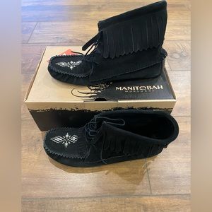 Manitobah Muk Luks! Barely worn w/box!
